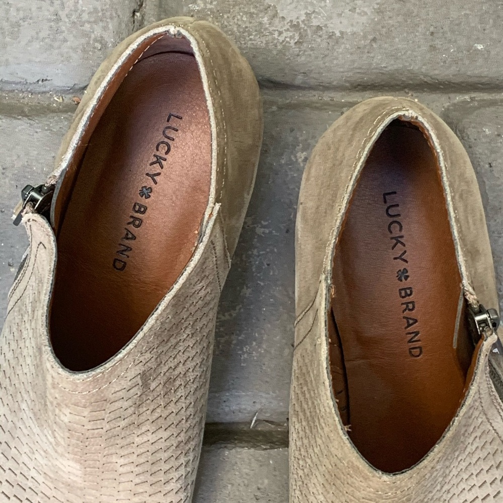 🌺Lucky Brand Beige Perforated Ankle Boots - Picture 3 of 6